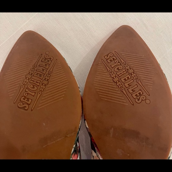 SEYCHELLES floral fabric 3 1/2” heels with rubber soles. - Picture 4 of 4